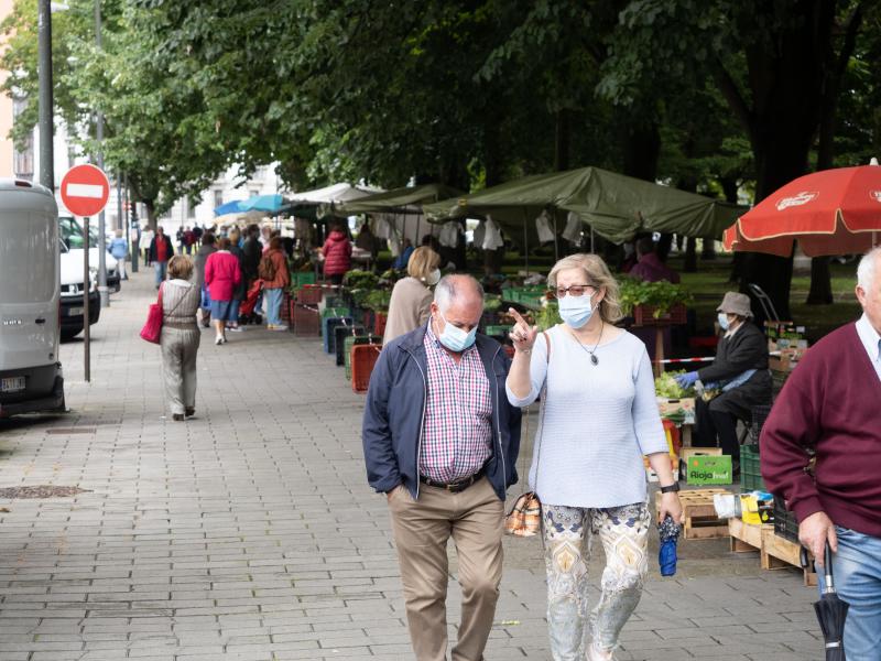 La plaza, con mascarillas, geles y distancia social