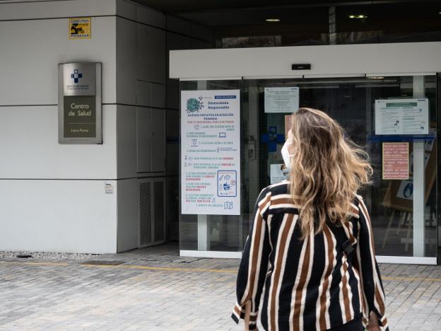 Las nuevas normas para ir al médico en Avilés: puntualidad, sin acompañante y sin guantes