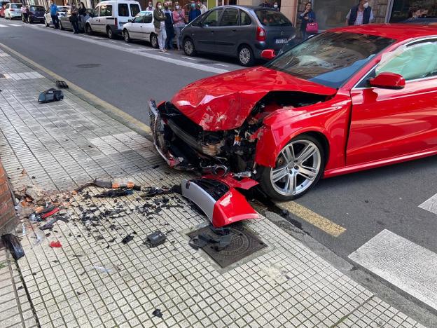 Pierde el control y empotra su coche contra una tienda de informática en la calle Azcárraga