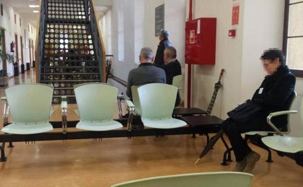 Veinte pueblos se unen contra el traslado de las urgencias de Trevías a Luarca