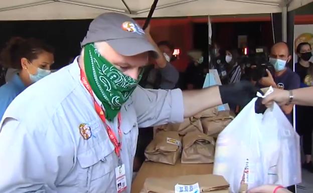 El cocinero asturiano José Andrés reparte menús en Mestalla