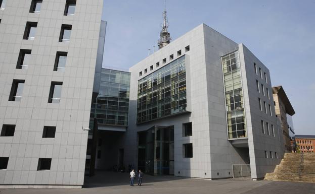 Afronta cuatro años de cárcel por traficar en Langreo con cocaína que escondía en huevos Kinder