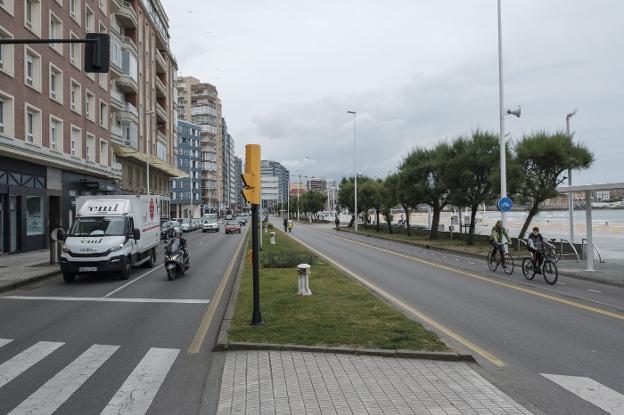 Los coches pierden otro carril a favor de las bicis para ampliar la zona peatonal del Muro
