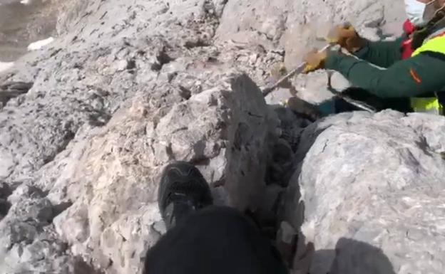 La Guardia Civil retira una roca a punto de desprenderse en el Urriellu