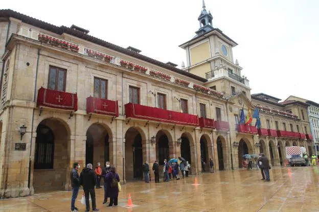 El Ayuntamiento de Oviedo se engalana por el Corpus Christi