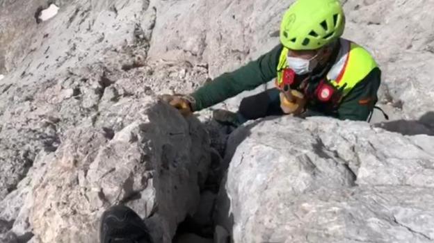 La Guardia Civil retira una roca a punto de caer en el Urriellu