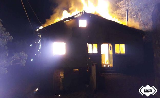 Un incendio calcina una vivienda en Cabranes