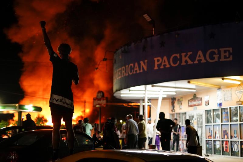 La muerte de otro joven negro por disparos de la policía recrudece las protestas en EE UU