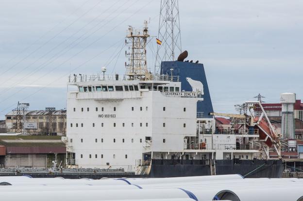 El Puerto de Avilés subastará para chatarra el buque ruso después del fracaso de la venta