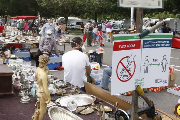 El Rastro regresa bullicioso con doble ubicación, mascarillas y más controles