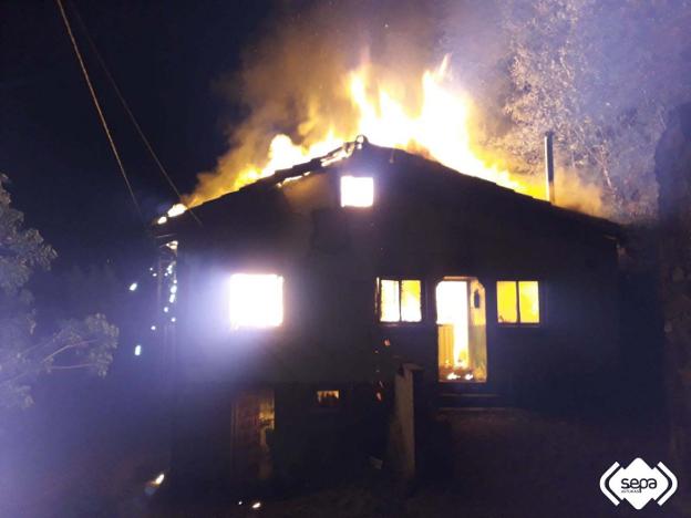 Una casa de Cabranes, calcinada por un incendio de madrugada
