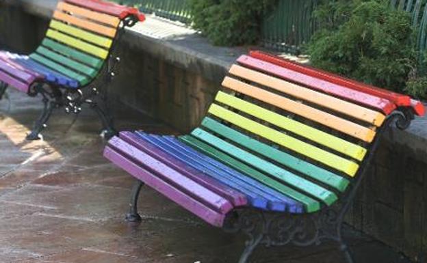 Mieres pintará los bancos de plazas y parques con la bandera arcoíris