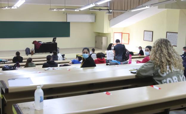 Nervios, mascarillas y geles en los exámenes presenciales de la Universidad