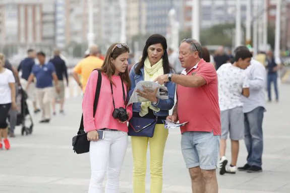 El alquiler de verano, a 550 euros la semana en Gijón y 720 Llanes
