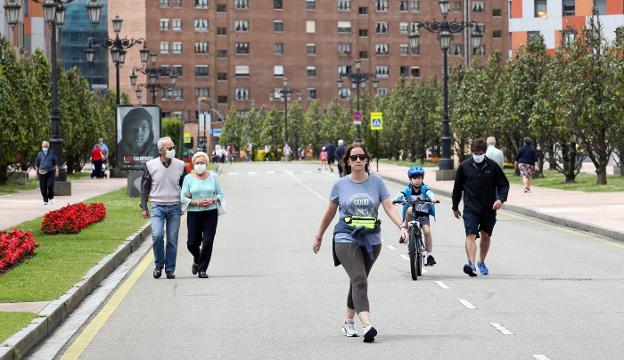 La Losa de Oviedo cierra al tráfico y se vuelca con el peatón: «Ahora sí parece una avenida»