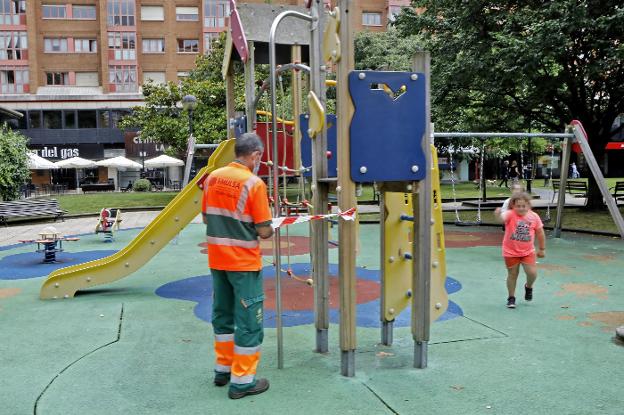 La alcaldesa de Gijón vuelve a cerrar los parques infantiles obligada por el Principado