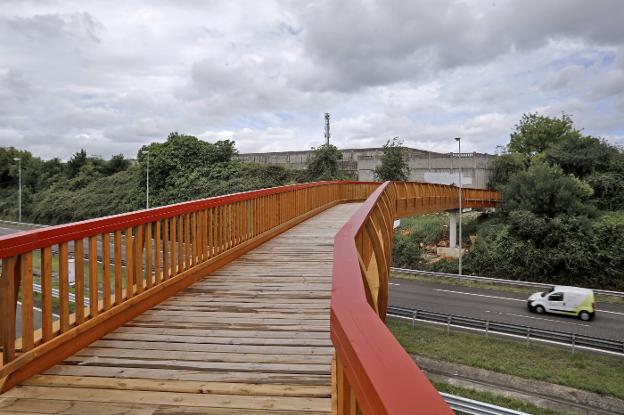 La pasarela sobre la ronda sur, lista para cortar la cinta