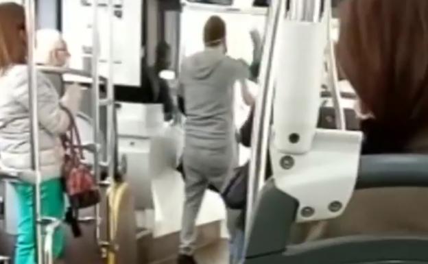 Agrede al conductor de un autobús por pedirle que se pusiera la mascarilla