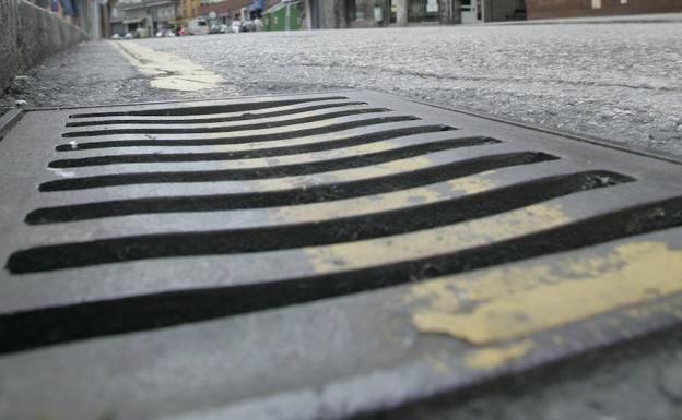 Cuatro adolescentes rompen alcantarillas en Gijón para simular caídas y reclamar indemnizaciones