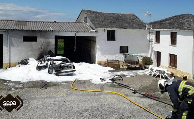 Los bomberos sofocan un incendio declarado en un vehículo en El Franco