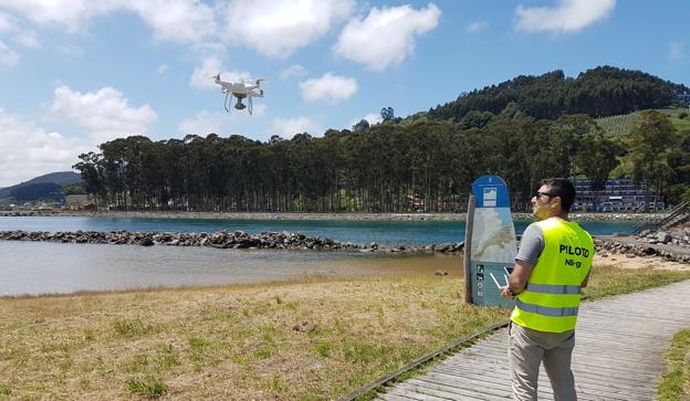 El Principado prueba en Rodiles un sistema con drones para calcular el aforo de las playas