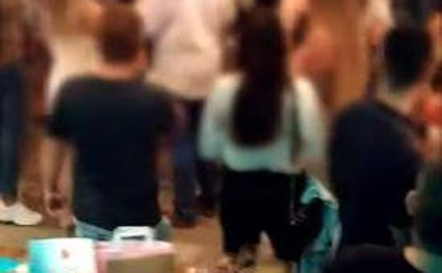 Desalojan un chiringuito de Málaga cuyos clientes cuadruplicaban el aforo permitido en fase 3