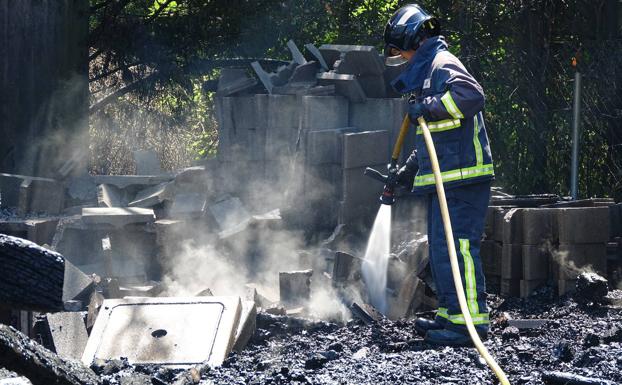 Los Bomberos sofocan un incendio en una empresa de materiales de construcción en Camangu, Ribadesella