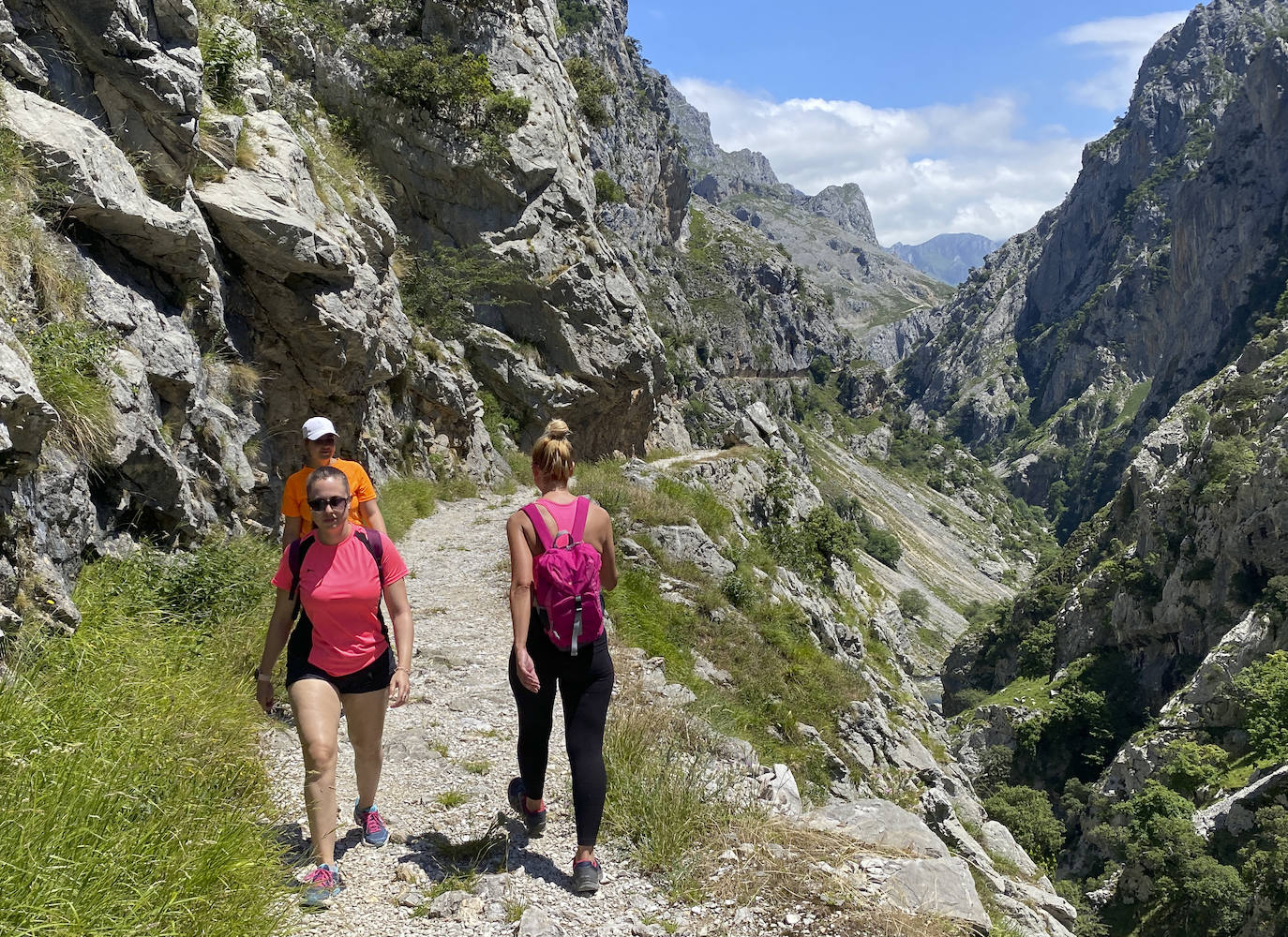 Los senderistas vuelven a la Ruta del Cares