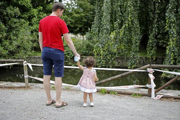 El Ayuntamiento de Gijón reparará las vallas en mal estado de Isabel la Católica tras la caída de una niña al canal