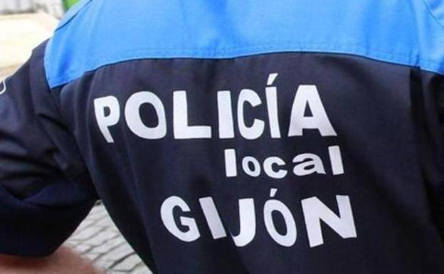 Detenido en Gijón por provocar daños en vehículos saltando sobre ellos y golpeándolos con un palo
