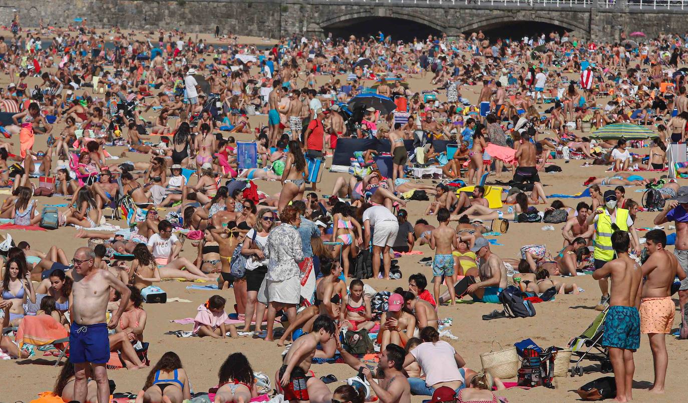 Aluvión en las playas de Gijón: límites de acceso para recolocar a la gente