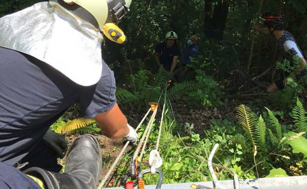Herido un ciclista tras caer por un desnivel de veinte metros en Langreo