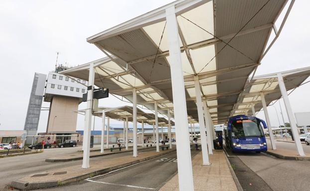 El servicio de autobús al aeropuerto de Asturias, operativo desde este jueves