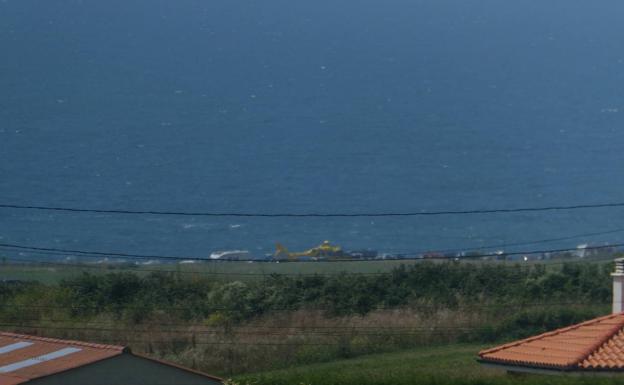 Rescatan a dos bañistas en la playa de Verdicio, en Gozón