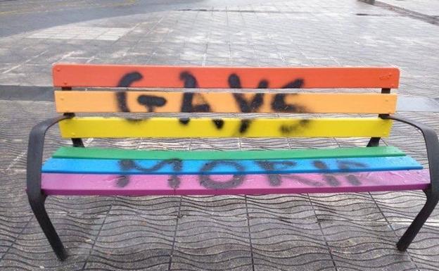 Pintadas homófobas en los bancos arcoiris de Langreo horas después de su estreno