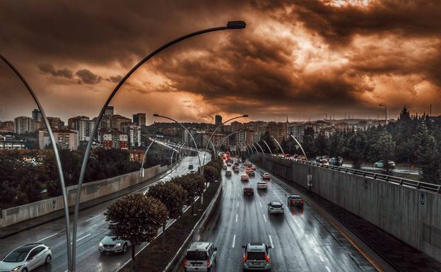 Consejos para conducir con seguridad si te sorprende una tormenta de verano