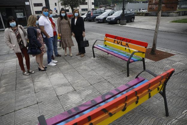 Los bancos arcoíris de Langreo, sufren pintadas homófobas en su estreno