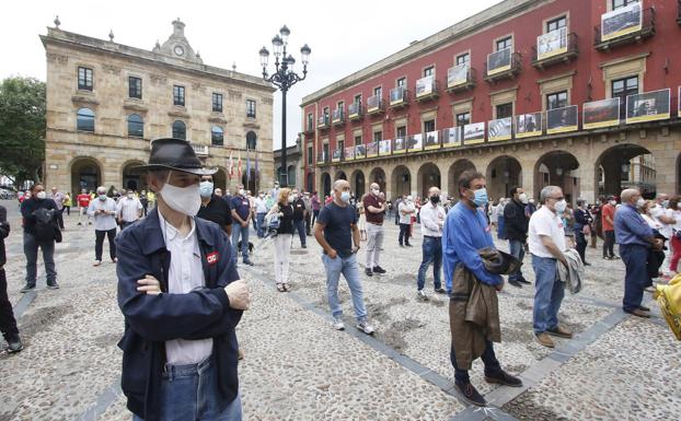 Cerca de 400 personas piden en Gijón «un gran pacto» para la reconstrucción