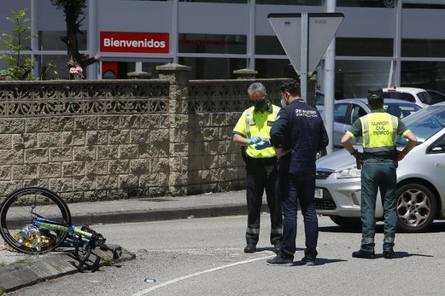 Herido leve un ciclista tras ser atropellado en la rotonda del polígono de La Central, en El Entrego