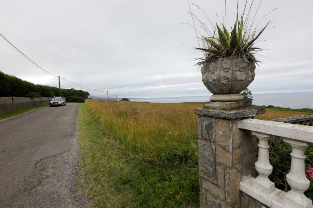 La playa de Bayas contará con un nuevo aparcamiento