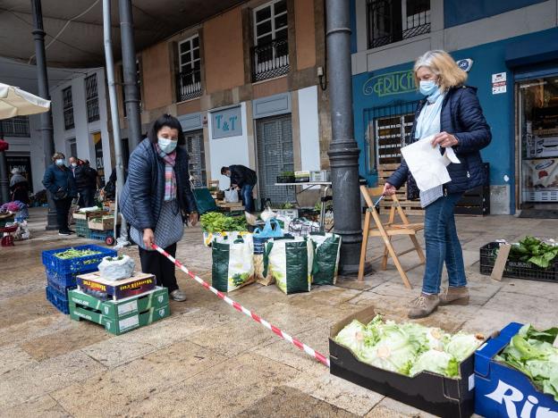 Los hortelanos de Avilés se plantan y vuelven a la plaza sin permiso