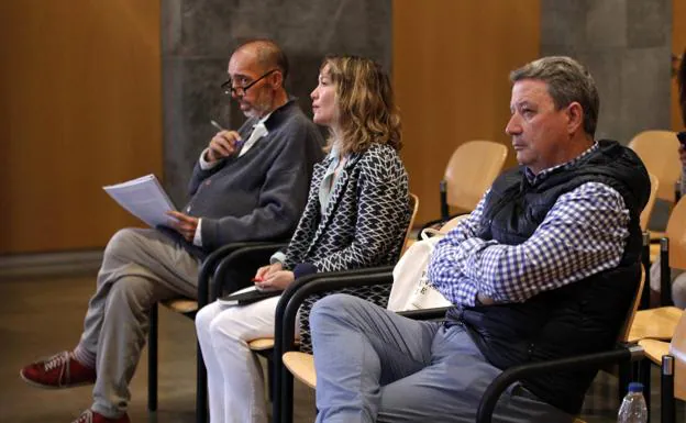 Natalio Grueso, Judit Pereiro y José María Vigil, durante el juicio del 'caso Niemeyer'.