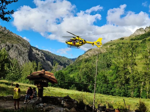 Muere al caer del tejado en su casa de Perlunes