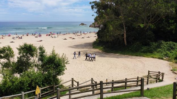 Investigan la muerte de un vasco de 73 años en la playa de La Franca, en Ribadedeva