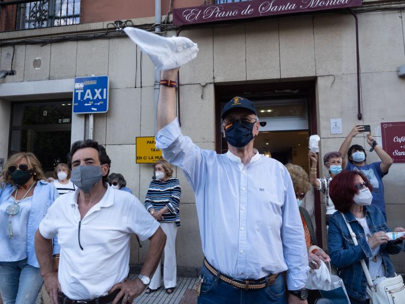 Pañolada para salvar la fuente de Pedro Menéndez