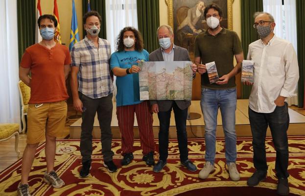 El Ayuntamiento insta a no usar el coche en días de afluencia a las playas para evitar los atascos