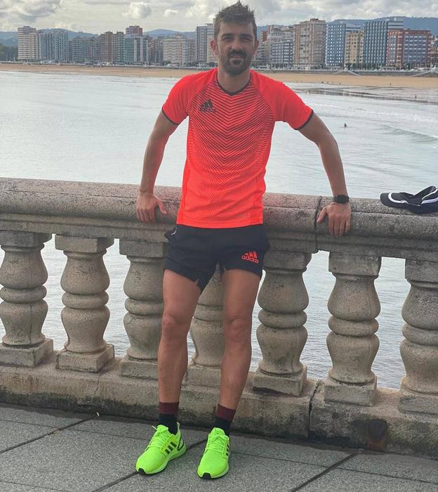 David Villa se mantiene en forma entrenando en Gijón