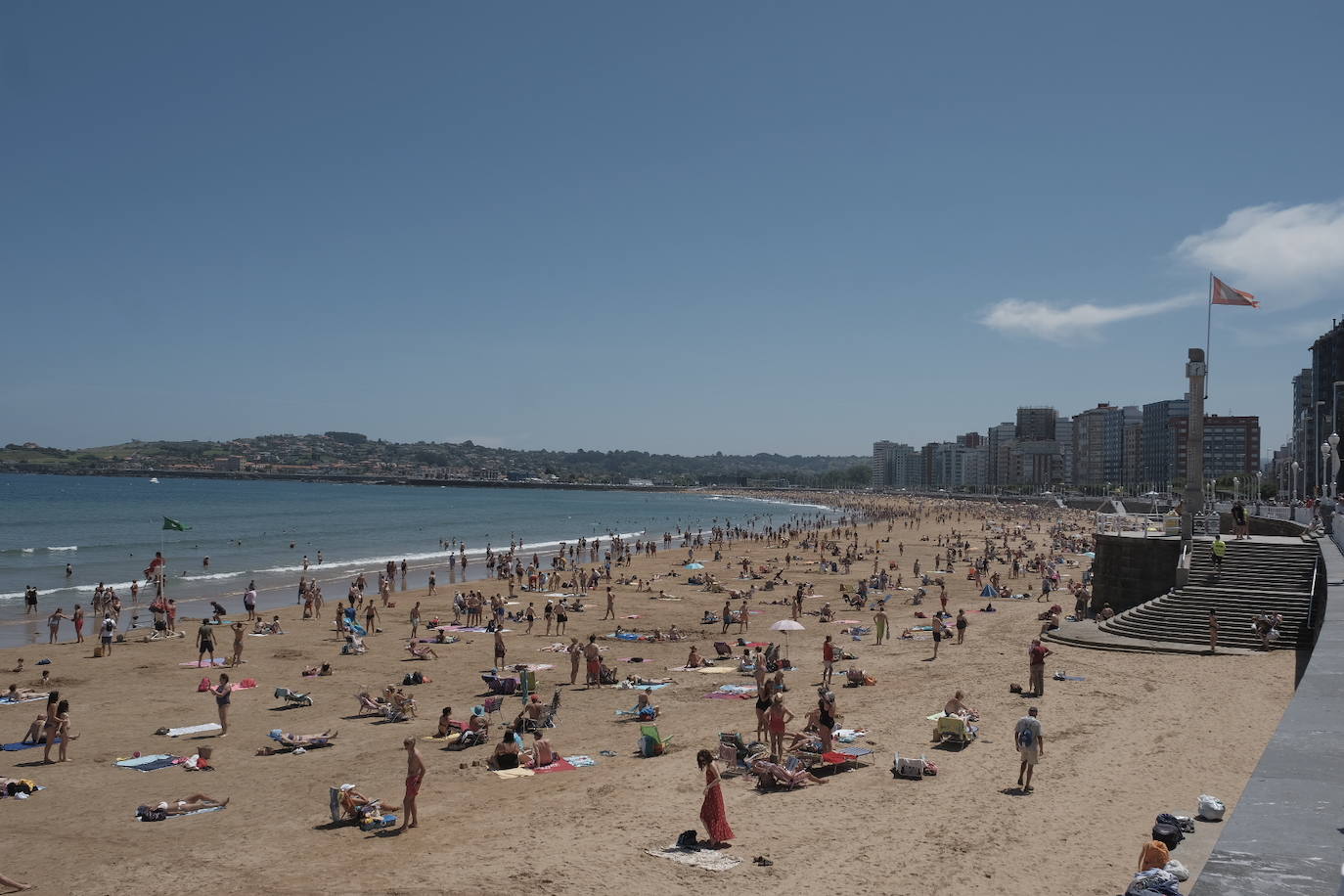 El acceso a la playa de San Lorenzo, cerrado por aforo completo