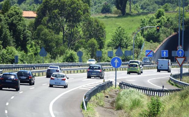 Diez kilómetros de congestión por obras en la A-8, entre Deva y Peón