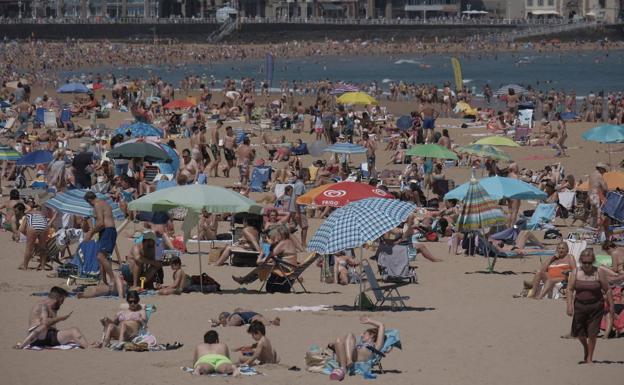 El acceso a la playa de San Lorenzo, cerrado por aforo completo